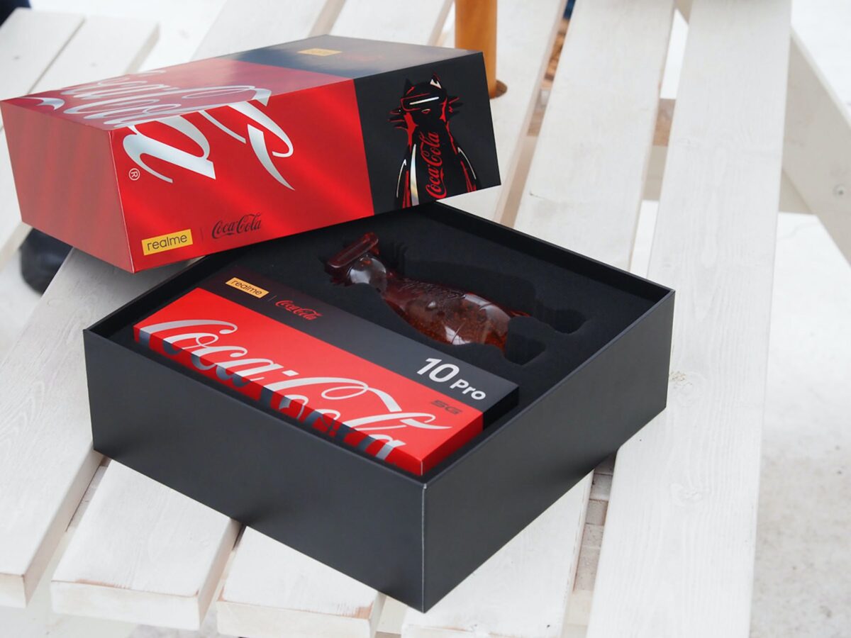 realme与可口可乐联手推出印度限定版10 Pro 5G，搭配多个主题周边及realmeow Coca-Cola质感限定公仔，处理器为Snapdragon 695系列 - EVLIT