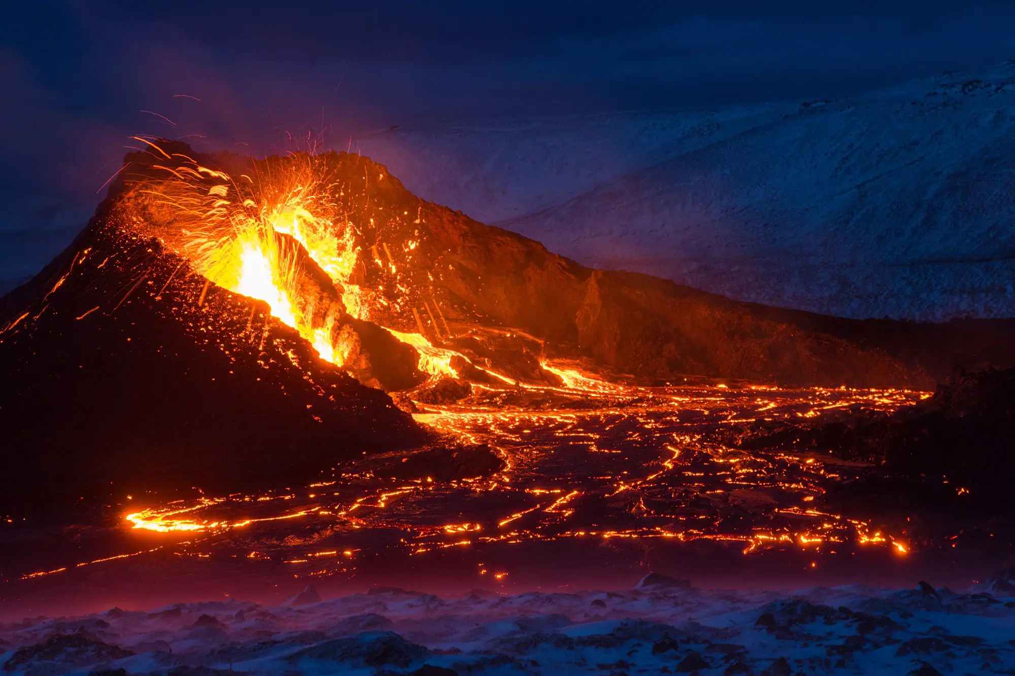 火山下方，岩浆展现出令人惊艳的路径。 - EVLIT