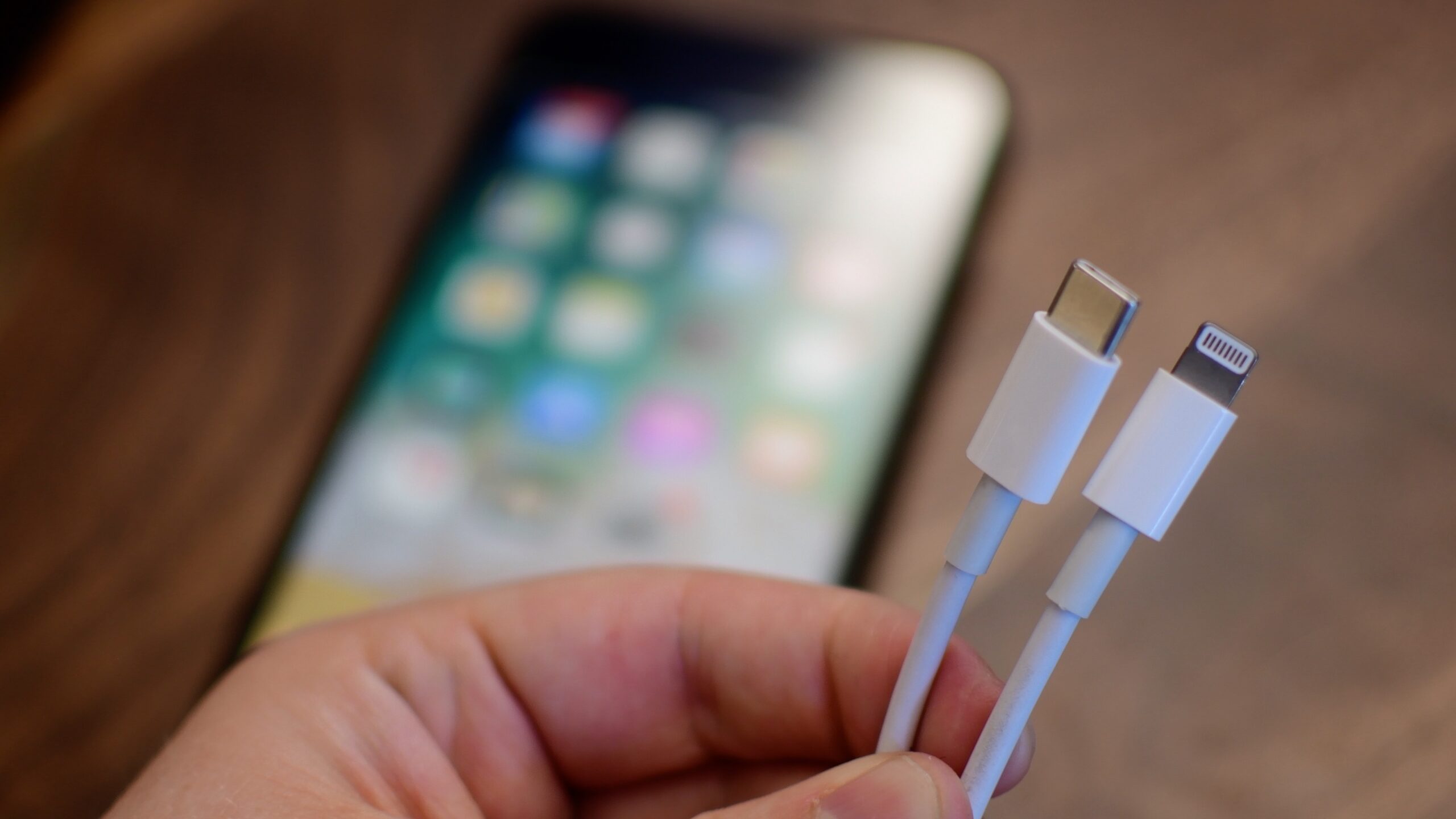 iPhone 15的快速充电需使用认证USB-C数据线 - EVLIT