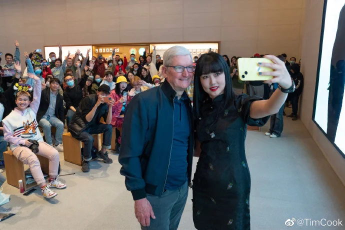 图片[2] - 苹果CEO库克在北京三里屯发微博，还与小米粉丝进行了合影 - EVLIT