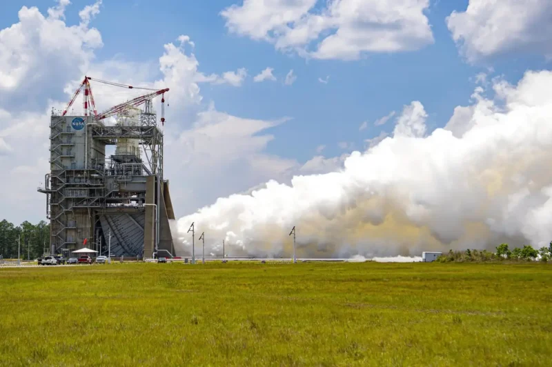 美国宇航局完成RS-25发动机全长热火测试以支持未来的SLS深空任务 - EVLIT